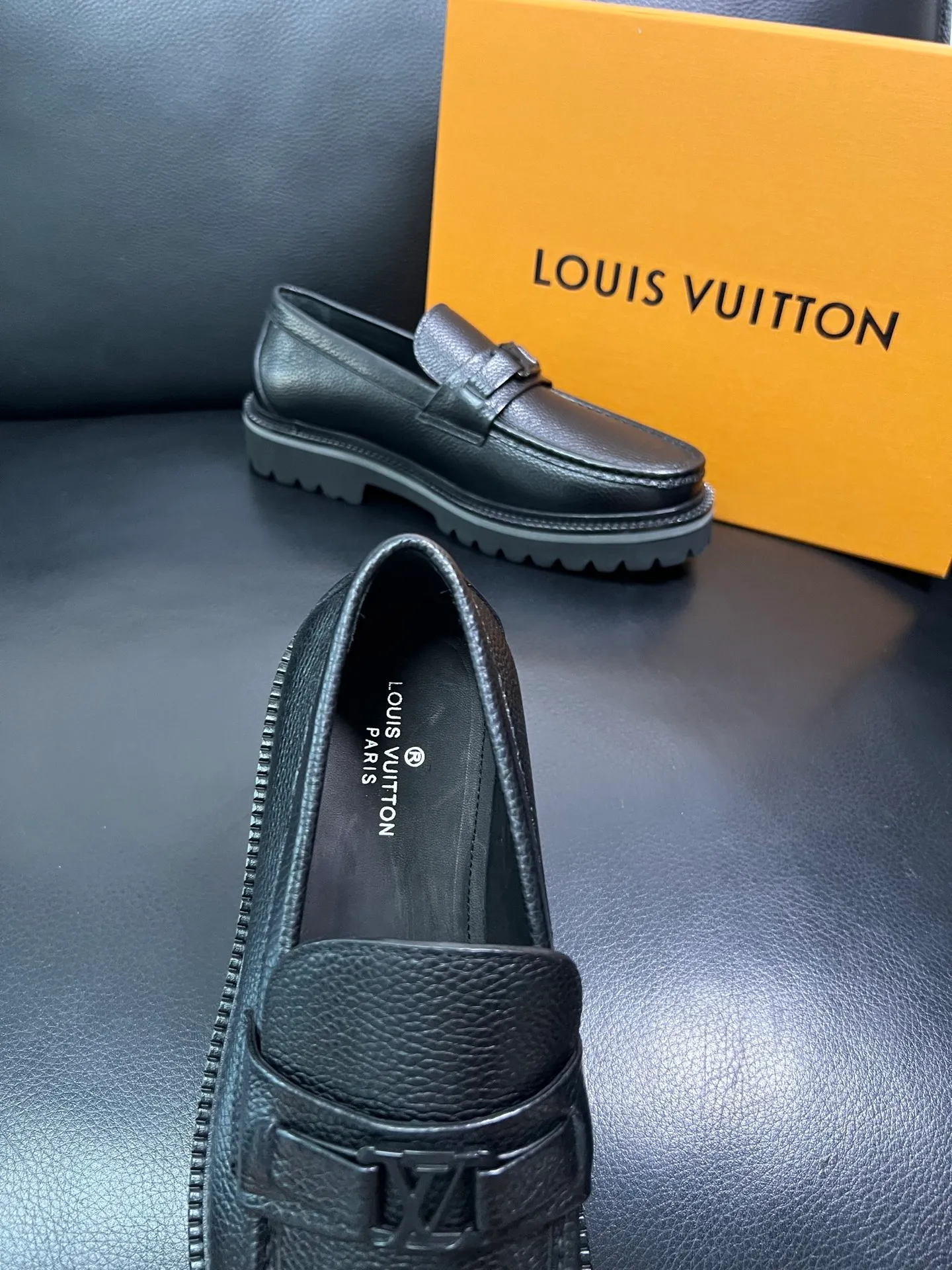 Men's shoes 💰780 Lv top purchasing Louis Vuitton leather shoes counter synchronization, uppers imported from Italy, imported water-dyed cowhide lining, soles: original soles specially provided by the original factory, original factory follow-up goods, high quality, welcome to compare, code number 38-44 (customized 45) 85842